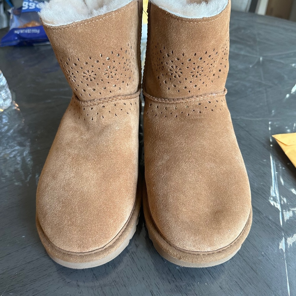 Ugg womens 8